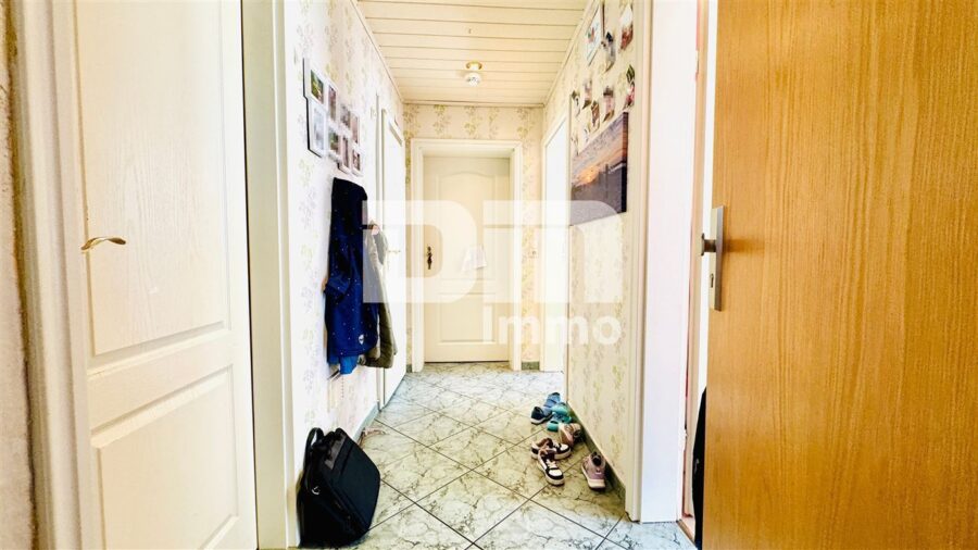 Helle modernisierte Wohnung im 1. OG eines gepfl. Mehrfamilienhauses mit Garage und Kellerraum - Flur / Diele